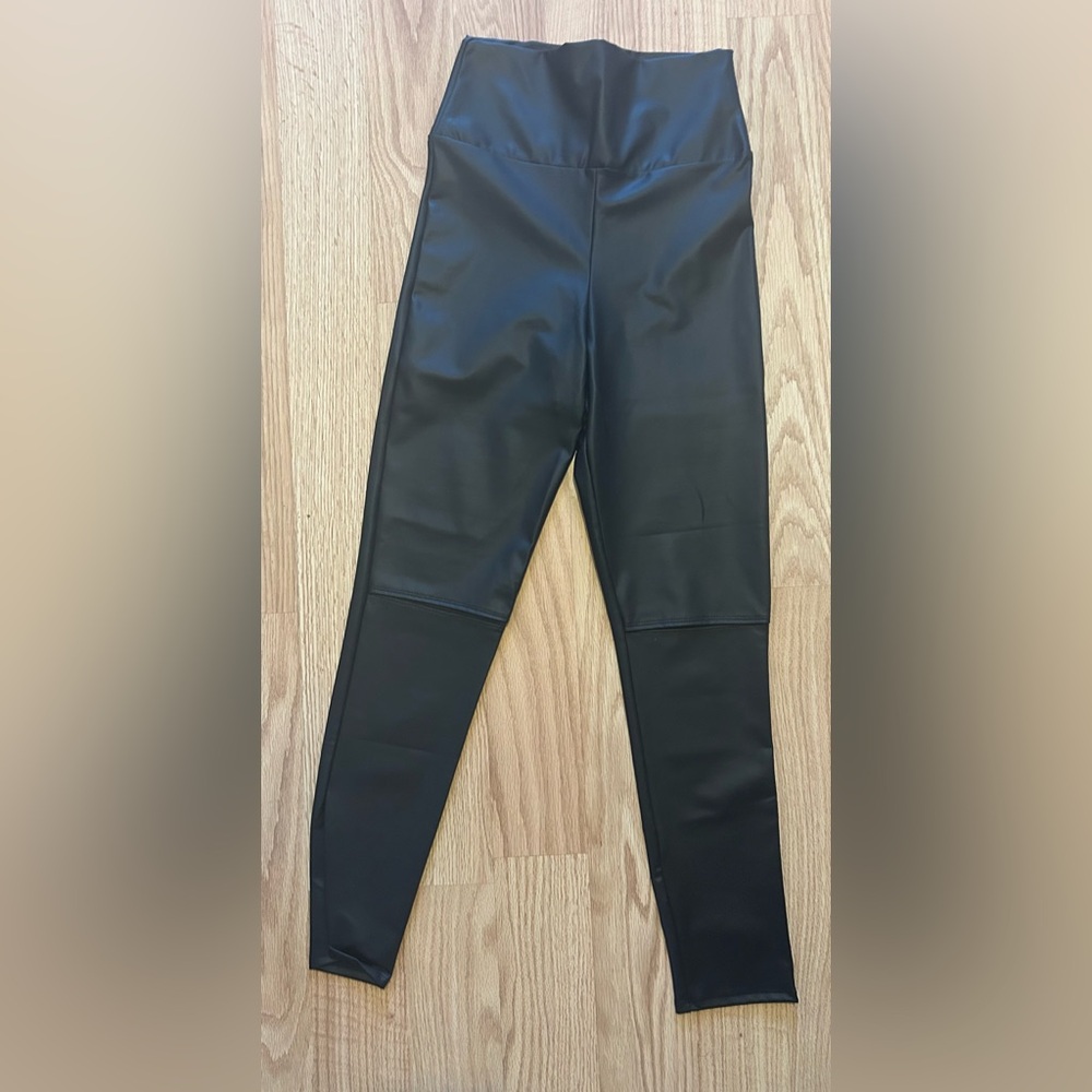 NWOT High waist faux leather split knee leggings SZ M